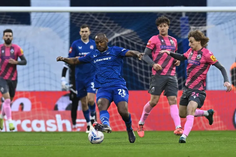 Teophile Catherine zabio je gol za 1-0 Dinama. 