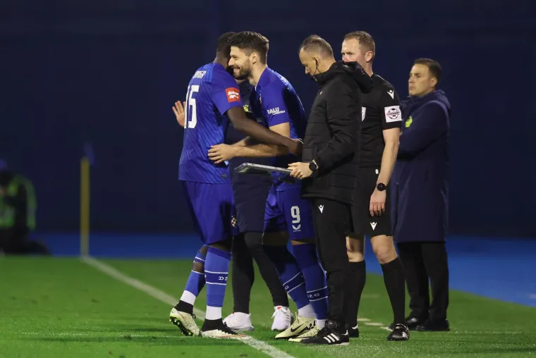 Wilfried Kanga izlazi iz igre umjesto Brune Petkovića. Petković je kasnije proma&scaron;io penal. 