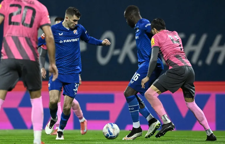 Wilfried Kanga s loptom. 