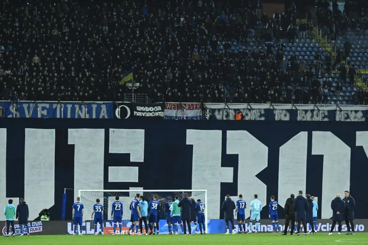 Igrači Dinama slave s Boysima. 