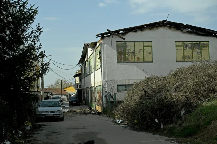 Na fotografijama snimljenim jutro nakon katastrofe vidi se da je krov izgorio 