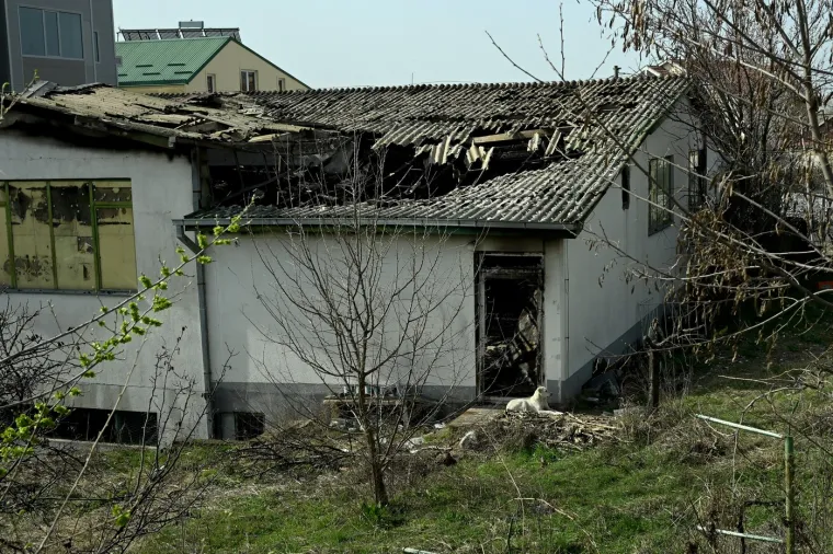 Zidovi i i ulaz crni su od plamena koji je gutao klub, a na prozorima su bile rešetke 