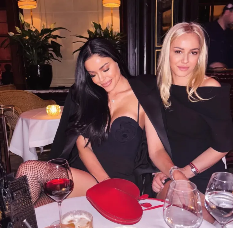 Marijana Vidović s frendicom. 