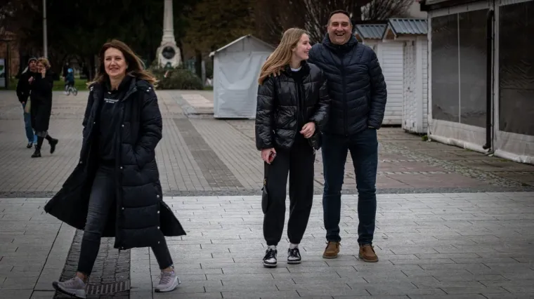 Zbog hladnijeg vremena građani su odijenuli topliju odjeću.