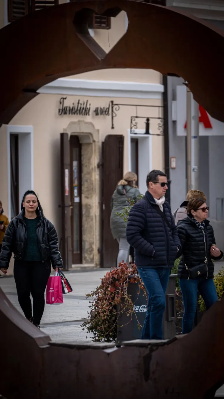 Čakovčani krenuli u đir centrom: Djevojka u uskim trapericama ukrala sve poglede