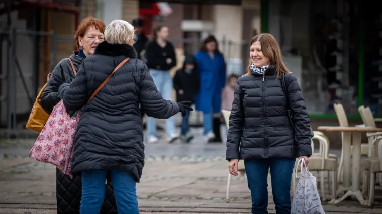 Čakovčani krenuli u đir centrom: Djevojka u uskim trapericama ukrala sve poglede