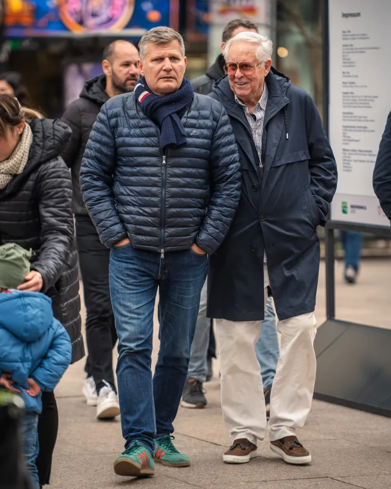 U društvu prijatelja špicom je prošetao Josip Radeljak Dikan, koji je baloner tamne boje upario s bež hlačama. 