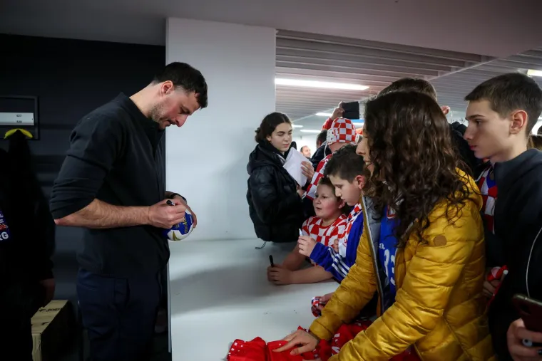 Svi su ludi za rukometnim legendama: Prava vojska obožavatelja nahrlila na Duvnjaka, Karačića i Pe&scaron;ića