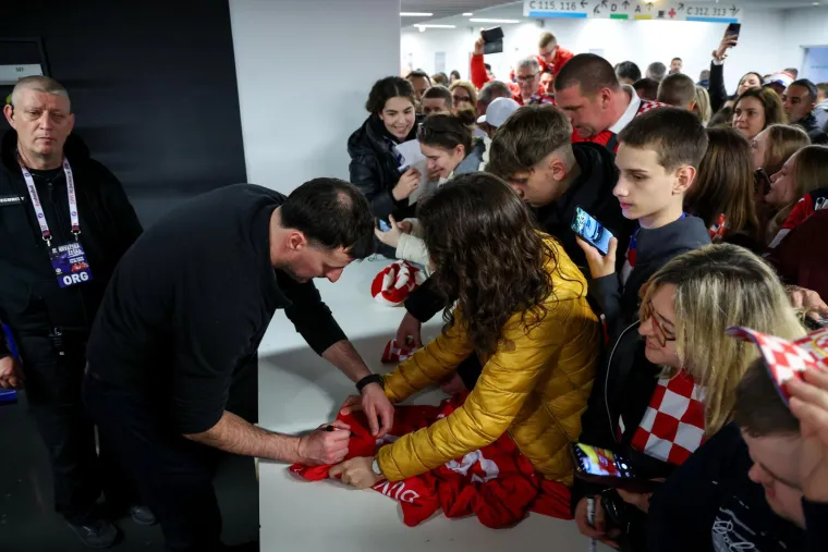 Svi su ludi za rukometnim legendama: Prava vojska obožavatelja nahrlila na Duvnjaka, Karačića i Pe&scaron;ića