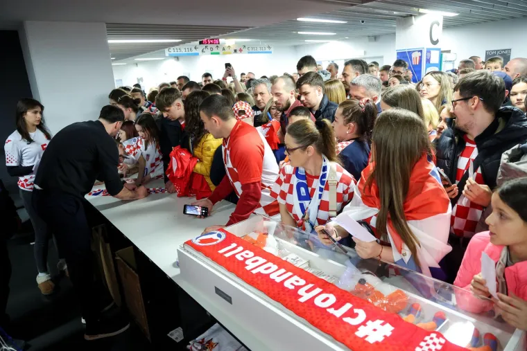 Svi su ludi za rukometnim legendama: Prava vojska obožavatelja nahrlila na Duvnjaka, Karačića i Pe&scaron;ića