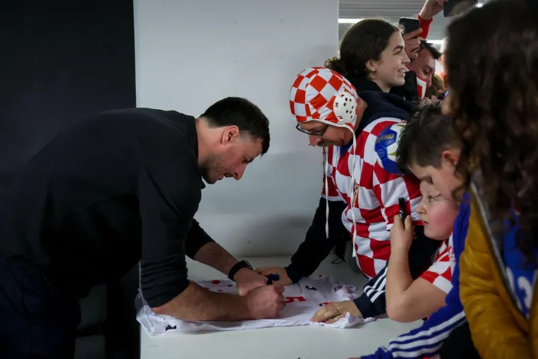 Svi su ludi za rukometnim legendama: Prava vojska obožavatelja nahrlila na Duvnjaka, Karačića i Pe&scaron;ića