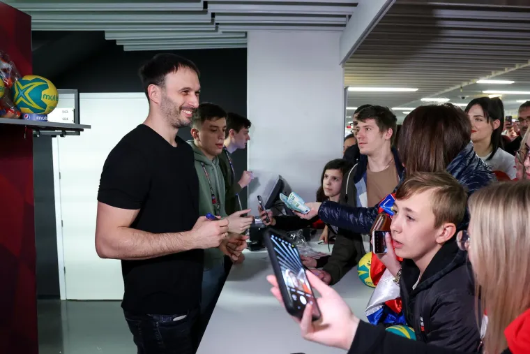 Svi su ludi za rukometnim legendama: Prava vojska obožavatelja nahrlila na Duvnjaka, Karačića i Pe&scaron;ića