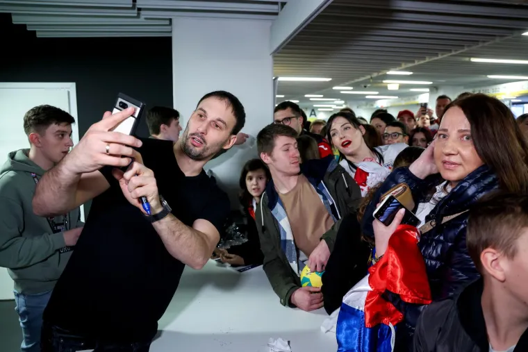 Svi su ludi za rukometnim legendama: Prava vojska obožavatelja nahrlila na Duvnjaka, Karačića i Pe&scaron;ića