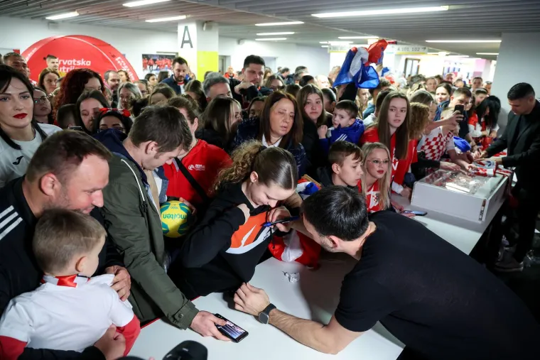 Svi su ludi za rukometnim legendama: Prava vojska obožavatelja nahrlila na Duvnjaka, Karačića i Pe&scaron;ića