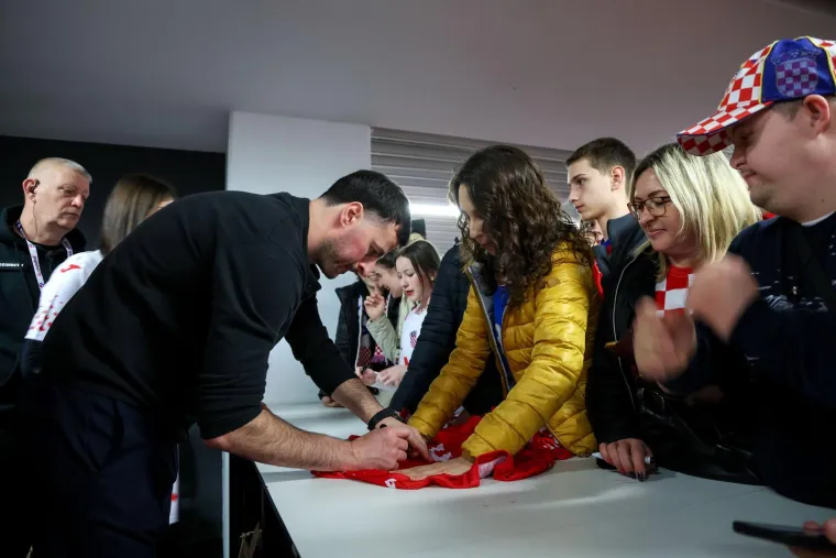 Svi su ludi za rukometnim legendama: Prava vojska obožavatelja nahrlila na Duvnjaka, Karačića i Pe&scaron;ića