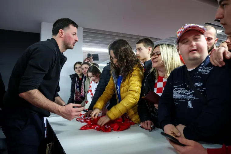 Svi su ludi za rukometnim legendama: Prava vojska obožavatelja nahrlila na Duvnjaka, Karačića i Pe&scaron;ića