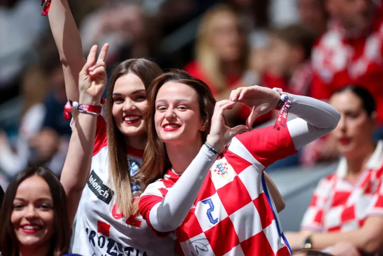 Rujkometje hit među Hrvaticama. U Arenu je ih stiglo jako puno i plijenile su pažnju fotoreportera.