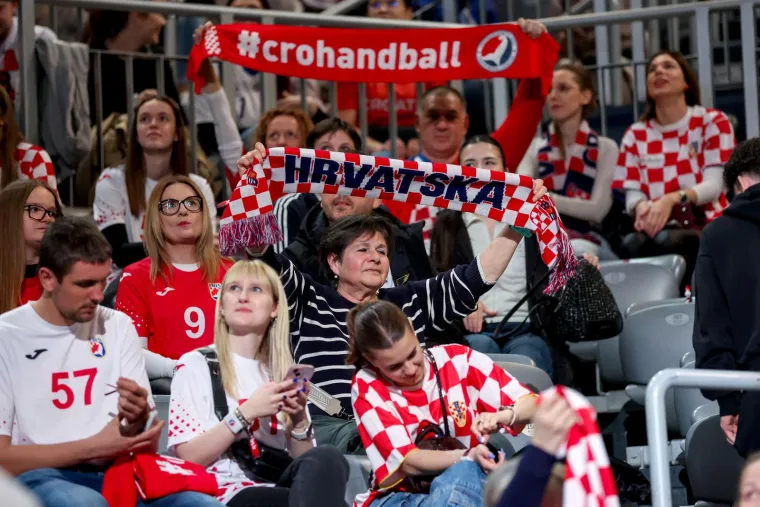 Tribine su pune, navijači su u velikom broju do&scaron;li vidjeti na&scaron;e srebrne rukometa&scaron;e i pristusvovati opro&scaron;taju hrvatskih legendi, Dominika Duvnjaka, Igora Karačića i Ivana Pe&scaron;ića, koji su zavr&scaron;ili reprezentativne karijere.