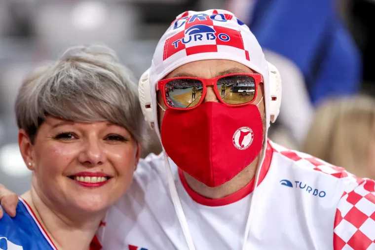 U Arenu je stigao jo&scaron; jedan navijač sa zanimljivom maskom. On je na sebi imao vaterpolsuk uz kapicu i za&scaron;titnu masku, poput onih koje su svi nosili za vrijeme pandemije.