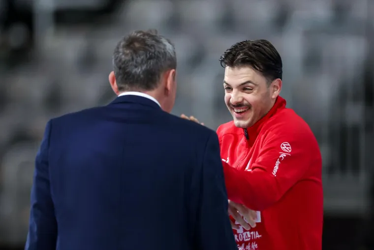 U Areni je i hrvatska legenda Mirza Džomba koji sada radi kao stručni sukomentator na RTL-u. Ovdje on razgovara s na&scaron;im reprezentativcem Glava&scaron;em.