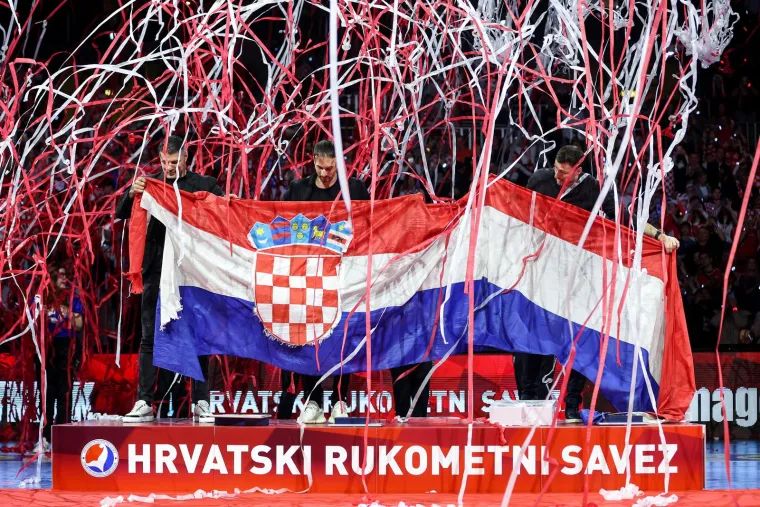 U reprezentativnu mirovinu odlaze tri rukometne legende - Domagoj Duvnjak, Igor Karačić i Ivan Pešić. Njih su trojica veliku oproštaljku dobili nakon utakmice protiv Češke koju su hrvatski rukometaši pobijedili i tako se plasirali na Europsko prvenstvo.