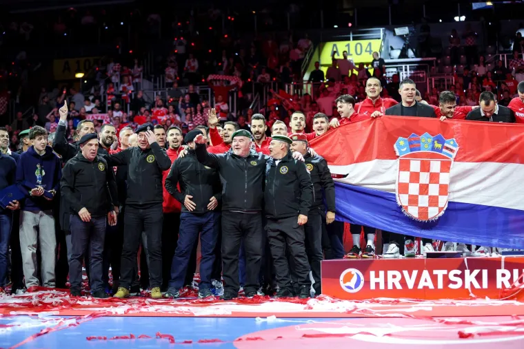 Na kraju su se svi zajedno, zagrljenji, nasmijani uz Hrvatsku zastavu slikali 