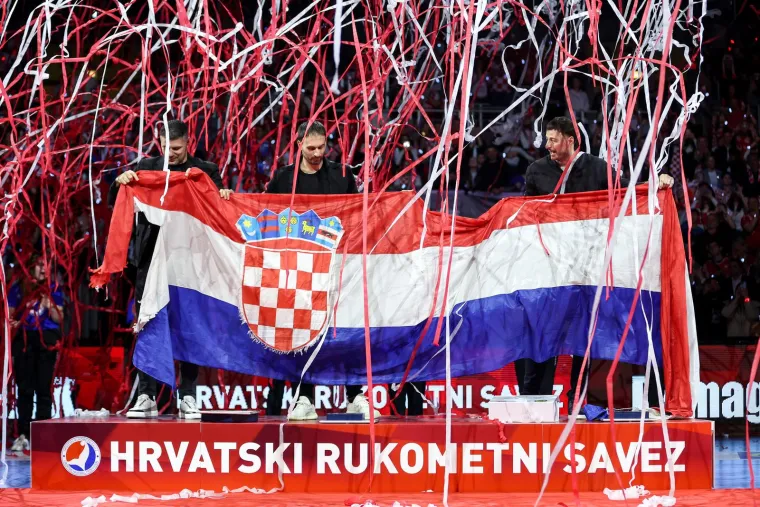 Najemotivniji trenutak ikad: Heroji s Kninske tvrđave poklonili se Duvnjaku, Pešiću i Karačiću