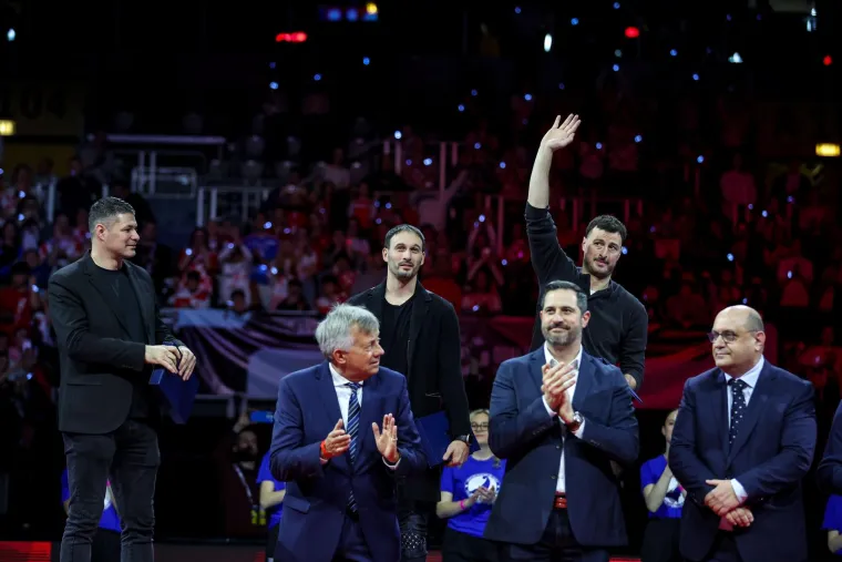 Najemotivniji trenutak ikad: Heroji s Kninske tvrđave poklonili se Duvnjaku, Pe&scaron;iću i Karačiću