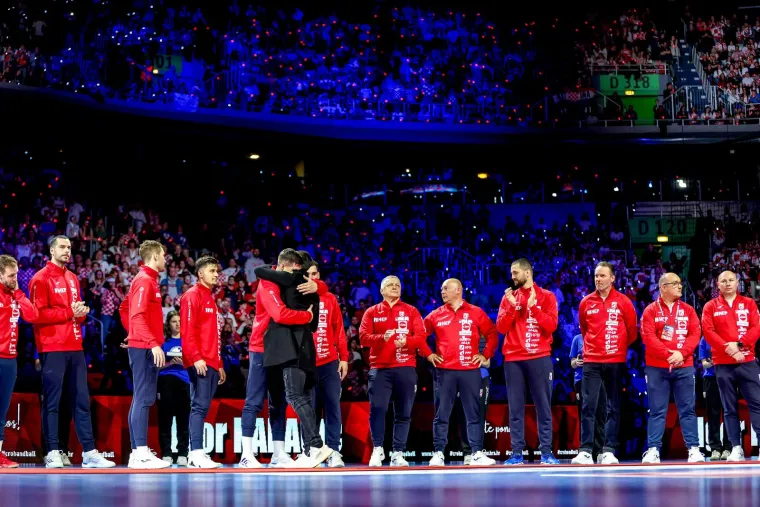 Najemotivniji trenutak ikad: Heroji s Kninske tvrđave poklonili se Duvnjaku, Pe&scaron;iću i Karačiću