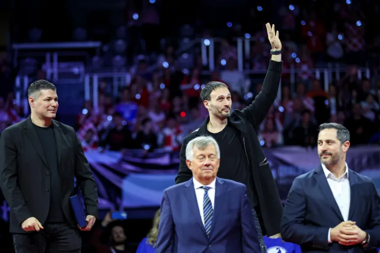 Najemotivniji trenutak ikad: Heroji s Kninske tvrđave poklonili se Duvnjaku, Pe&scaron;iću i Karačiću