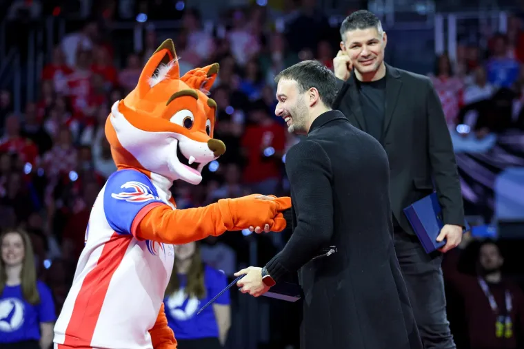 Najemotivniji trenutak ikad: Heroji s Kninske tvrđave poklonili se Duvnjaku, Pe&scaron;iću i Karačiću