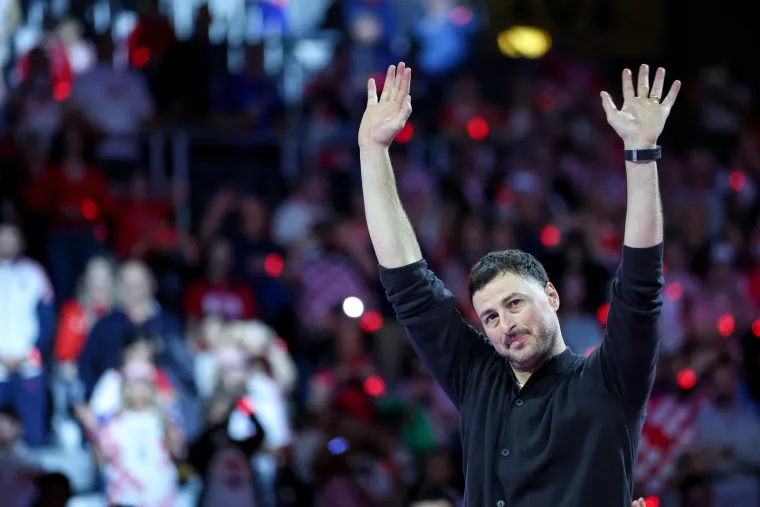 Najemotivniji trenutak ikad: Heroji s Kninske tvrđave poklonili se Duvnjaku, Pe&scaron;iću i Karačiću