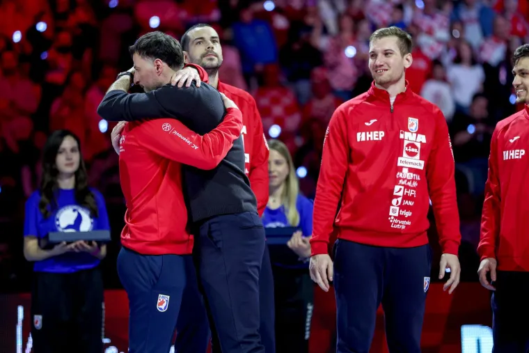 Najemotivniji trenutak ikad: Heroji s Kninske tvrđave poklonili se Duvnjaku, Pe&scaron;iću i Karačiću
