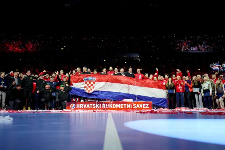 Najemotivniji trenutak ikad: Heroji s Kninske tvrđave poklonili se Duvnjaku, Pe&scaron;iću i Karačiću