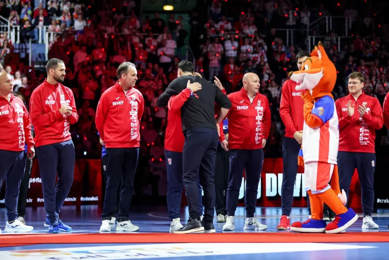 Najemotivniji trenutak ikad: Heroji s Kninske tvrđave poklonili se Duvnjaku, Pe&scaron;iću i Karačiću