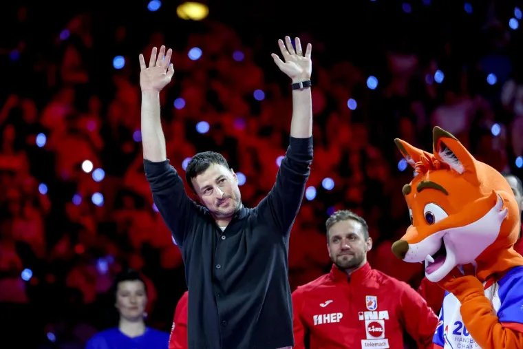 Najemotivniji trenutak ikad: Heroji s Kninske tvrđave poklonili se Duvnjaku, Pe&scaron;iću i Karačiću