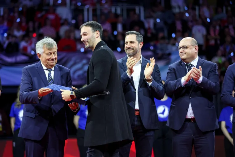 Najemotivniji trenutak ikad: Heroji s Kninske tvrđave poklonili se Duvnjaku, Pe&scaron;iću i Karačiću