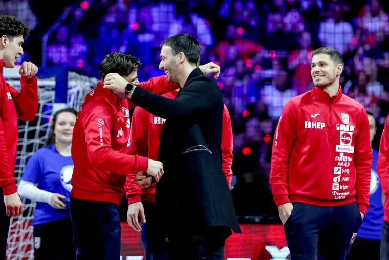 Najemotivniji trenutak ikad: Heroji s Kninske tvrđave poklonili se Duvnjaku, Pe&scaron;iću i Karačiću