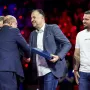 Slavko Goluža, najtrofejniji hrvatski rukometaš svih vremena, prima posebnu plaketu od predsjednika HRS-a Tomislava Grahovca. Uz njega stoji sin neprežaljenog Iztoka Puca. 