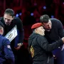 Predstavnik slavne 4. Gardijske brigade Pauci pokazuje zahvalnicu legendarnom kapetanu Domagoju Duvnjaku, a predstavnik Sokola čestita Igoru Karačiću. 