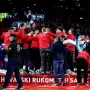 Srebrni junaci u zagrljaju s Karačićem, Duvnjakom i Pešićem. 