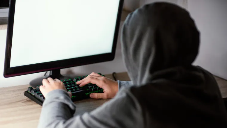 Svijet digitalnih transakcija donosi brojne prednosti, ali i opasnosti, među kojima je krađa identiteta jedna od najtežih. Mnogi korisnici nisu svjesni rizika koje nose svakodnevne online aktivnosti, poput kupovine ili plaćanje usluga i ne prepoznaju znakove koji upućuju na moguće pokušaje krađe njihovih podataka. Iako zvuči zastrašujuće, postoje metode kako se možete zaštititi od takvih prijetnji.