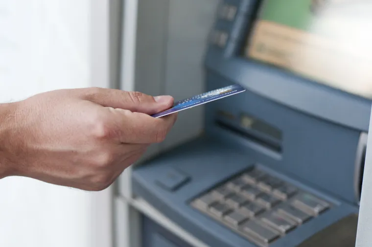 15. Budite oprezni na bankomatima: Nisu svi koji stoje iza vas kod bankomata ondje slučajno. Neki koriste pametne trikove kako bi vam ukrali novac. Kad god možete, koristite bankomate na sigurnijim i privatnijim mjestima te uvijek pazite tko vas gleda dok unosite PIN.