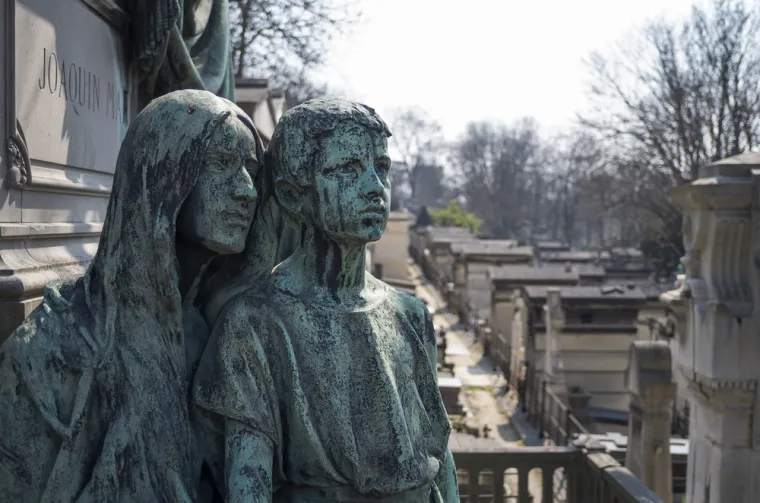 Père Lachaise, najveće groblje u Parizu, nije samo počivalište slavnih osoba poput Edith Piaf, Oscara Wildea, Jima Morrisona i Honoréa de Balzaca, već je i mjesto obavijeno velom misterija i vampirskih legendi. 