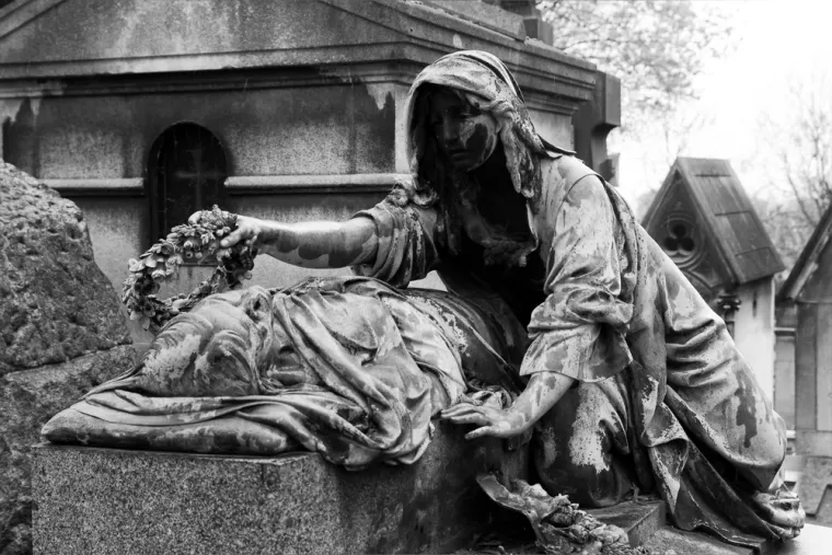 Neki vjeruju da ti šišmiši nisu slučajnost, već dio šire vampirske mitologije koja prožima groblje. 