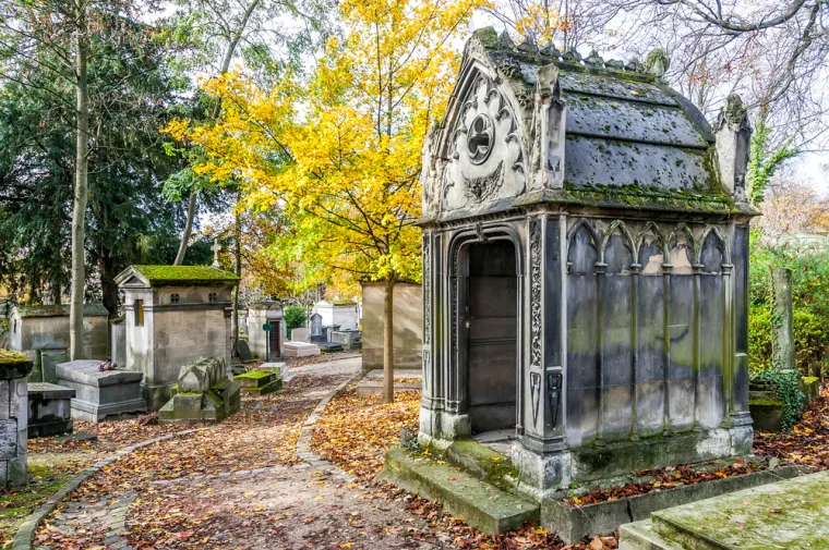 Međutim, osim fikcije, Père Lachaise pamti i stvarne jezive događaje.