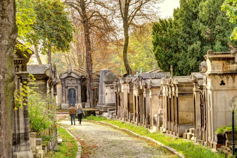U svakom slučaju, iako je veći dio priča o vampirima Père Lachaisea vjerojatno plod mašte i novinarskih senzacija, doprinose jedinstvenoj i pomalo jezivoj atmosferi tog povijesnog pariškog groblja.
