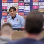 „Tijekom ponedjeljka ćemo se okupiti i očekujem da se svi pojave i budu na raspolaganju. S popisa je zbog ozljede otpao Luka Sučić i to je šteta. U utorak ćemo kroz trening krenuti s pripremama za Francusku, nemamo puno vremena. Svi naši igrači nisu u idealnoj formi, neki igraju više u svojim klubovima, neki manje. Drago mi je što se Perišić potpuno vratio i igra u jako dobroj formi. Dobro je i što su nam se vratila oba desna braniča, Stanišić i Juranović. Morat ćemo kombinirati“, dodao je Dalić te se upustio u dublju analizu Francuske.