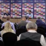 „Francuska je najopasnija kroz tranziciju i morat ćemo stoga biti oprezni prilikom posjeda. Mbappe, Dembele i Barcola su u sjajnoj formi, a to su krajnje okomiti i konkretni igrači. Po izgubljenoj lopti ćemo morati ulaziti u prekid ili oduzimanje lopte. Ne smijemo Francuzima dati puno vremena. Iz posljednje dvije utakmice imamo dva dobra rezultata protiv njih i to nam je primjer na koji način igrati. Ne smijemo stihijski napadati, ali ne smijemo ni juriti grlom u jagode. Morat ćemo uvijek imati nekoliko igrača u osiguranju, Drago mi je što kod njih više nema Griezmanna, on nas je uvijek uništavao“, analizirao je Dalić te naglasio da Hrvatska u ovom trenutku ima problem s vratarima.