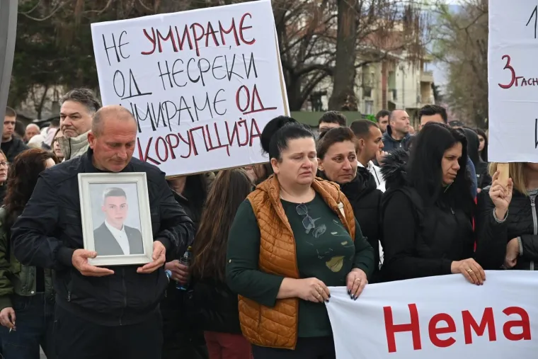 Nekoliko prosvjednika, uzvikujući &quot;ubojice, ubojice&quot;, demoliralo je dio zgrade Općine Kočani.